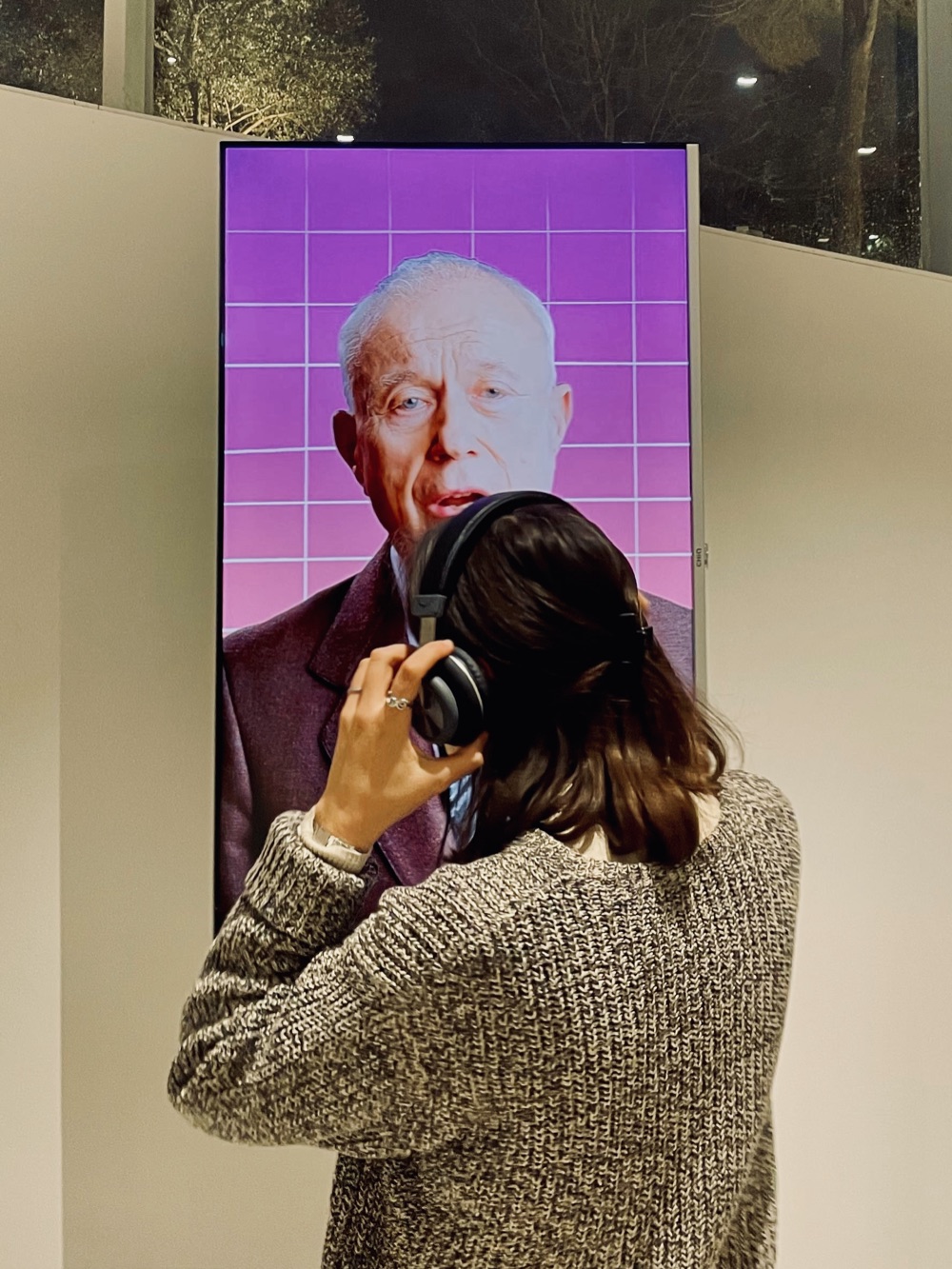 A visitor listening at the Euphorhate instructor's screen